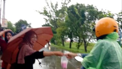 Bulan Ramadan Penuh Berkah Ulfa Hair Beauty Salon Bagikan Takjil