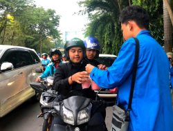 Tebar Kebaikan, BEM Poltekkes Kemenkes Makassar Bagikan Takjil