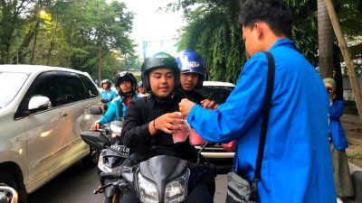 Tebar Kebaikan, BEM Poltekkes Kemenkes Makassar Bagikan Takjil