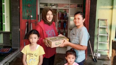 Mantan Aktris Kawakan Asal Kudus Bagikan Bingkisan Lebaran Kepada Pelanggan Usahanya
