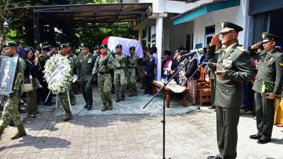 Gubernur Akademi Militer Pimpin Upacara Pemberangkatan Pemakaman Mayjen TNI (Purn) H. Mulchis Anwar