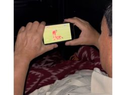 Prabowo Streaming Timnas U-22 Pakai HP, Netizen: Vibes Anak Kosan