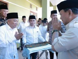 Prabowo Berkunjung ke Ponpes Amanatul Ummah, Santri: Hidup Pak Prabowo!