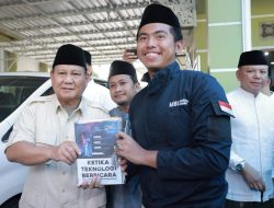 Prabowo Berkunjung ke Ponpes Amanatul Ummah, Santri: Hidup Pak Prabowo!
