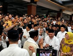 Ziarah ke Makam Gus Dur, Prabowo dikalungi Sorban Putih oleh Pengasuh Ponpes Tebuireng
