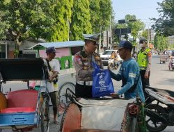 Jumat Berkah, Sat Lantas Brebes Bagi 50 Paket Sembako kepada Tukang Becak