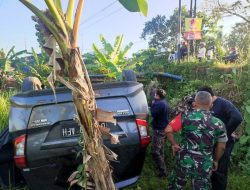 Sebuah Mobil Terguling dan Masuk Sawah di Depan Koramil Paguyangan