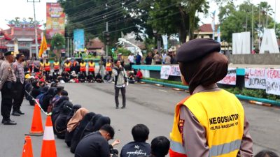 Kapolres Magelang Kota Pimpin Pengamanan Aksi Damai Peringatan Hari Buruh di Aloon-Aloon