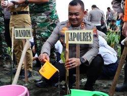 Kapolres Kendal Partisipasi Penanaman Mangrove Nasional di Pantai Ngebum