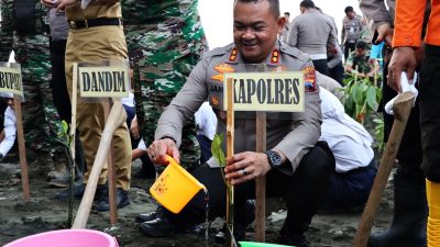 Kapolres Kendal Partisipasi Penanaman Mangrove Nasional di Pantai Ngebum
