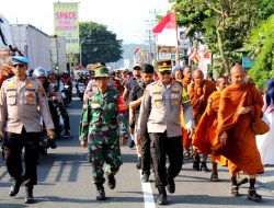 Sambut Bhante Thudong di Perbatasan, Kapolresta Magelang Berjalan Kaki Sejauh 10 Kilometer