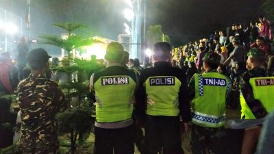 Antisipasi Sajam dan Miras, Petugas Polresta Magelang Bersama Kodim 0705/Magelang Periksa Penonton Pentas Seni