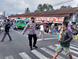 Demi Kenyamanan Pengunjung Serta Pedagang Pasar, Polsek Salaman Lakukan Pengaturan