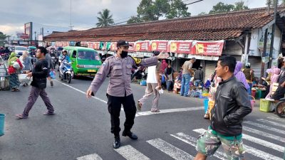 Demi Kenyamanan Pengunjung Serta Pedagang Pasar, Polsek Salaman Lakukan Pengaturan