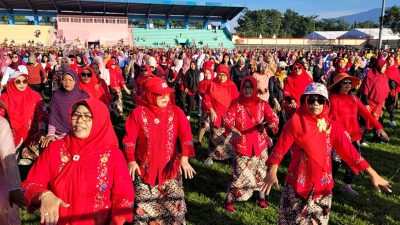 Ribuan Emak-Emak Berkebaya Lakukan Senam ‘Mbanyumasan”