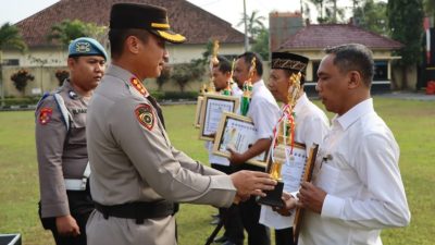 Gelar Apel Kasat Kamling, Kapolresta Magelang Berikan Piala dan Piagam Penghargaan