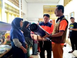 BPBD Serahkan Bantuan Kepada Warga Terdampak Banjir dan Longsor di Sinjai