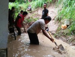 BPBD Sinjai Bersama Warga Bersihkan Material Longsor di Sinjai Utara