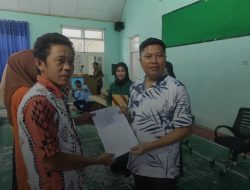 Kadis Pendidikan Sinjai Serahkan SK Perpanjangan Kontrak 330 PPPK