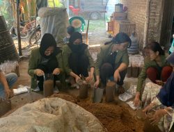 Kelompok 03 KKN-T MBKM UPN “Veteran” Jawa Timur Membantu Proses Pengemasan Jamur Tiram pada “Jamur Gotro Pangestu”