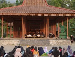 Dibalik Layar Persiapan Bazar UMKM di Kampung Adat Segunung Oleh Mahasiswa KKN-T UPN Veteran Jatim
