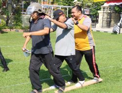 Seru, Kapolres Brebes dan Ketua DPRD Ikuti Lomba Bakiak di Hari Bhayangkara