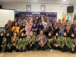 Penyerahan TTG Kaca Cembung dan Tali Asih oleh Kelompok 08 KKN-T UPN “Veteran” Jawa Timur di Desa Mojotengah
