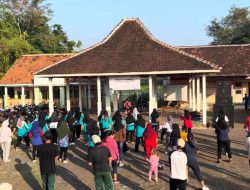 Mahasiswa KKN-T Kelompok 57 Menggelar Kegiatan Senam Sehat Bersama dan Peresmian Website Desa Pohsangit Leres.