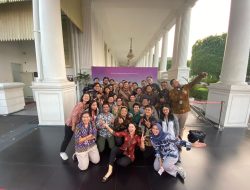 Kompak Berbatik, Prabowo Pose Finger Heart Bareng Pewarta Istana Usai Bertemu Jokowi