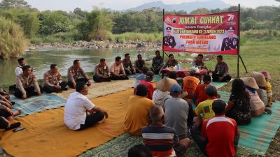 Jumat Curhat, Kapolresta Magelang Dengarkan Keluhan Warga Serta Berikan Sembako