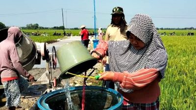 Salut, Kaum Hawa Antusias Bantu Pelaksanaan TMMD Kodim 0717/Grobogan