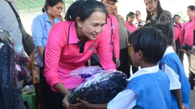Ketum Bhayangkari Berikan Bantuan Kepada Anak Stunting di Kecamatan Palue NTT