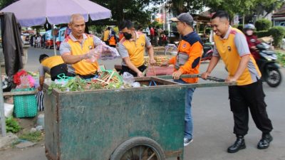 Peduli Lingkungan, Serentak Polresta Magelang Bersama Jajaran Polsek Bersihkan Sampah