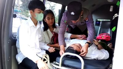 Satu Peserta Prosesi Tipitaka Chanting Tiba-Tiba Pingsan, Tim Dokkes Polresta Magelang Sigap Beri Pertolongan