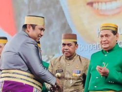 Andi Rosman Terima Penghargaan Peniti Emas di Puncak Perayaan Hari Lahir Maros