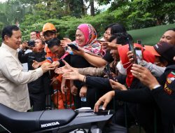 Prabowo Beri Hormat Kepada 2 Prajurit Cilik di Koramil Mamajang 1408