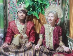 Bersanding Malam Mappacing di Bulupoddo Sinjai, Gadis Polandia Tampak Anggun Pakai Adat Bugis