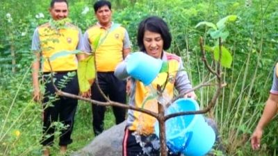 Cegah Abrasi, Kapolres Magelang Kota Ajak Warga Tanam Pohon di Sekitar Sungai Progo
