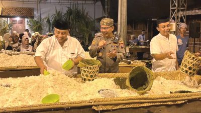 Kapolres Kudus Turut Membungkus Nasi Jangkrik Buka Luwur