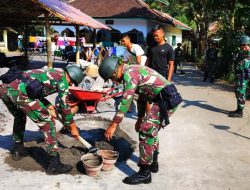 Di Sela Latihan Pratugas, Satgas Pamtas RI-Malaysia Yonarmed 11 Kostrad Laksanakan Karya Bakti