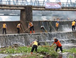 Jaga dan Cintai Lingkungan, Jajaran Polres Kudus Bersihkan Sampah Sungai Tambak Lulang