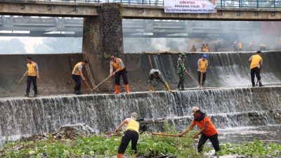 Jaga dan Cintai Lingkungan, Jajaran Polres Kudus Bersihkan Sampah Sungai Tambak Lulang