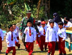 Ratusan Siswa-Siswi MI An-Nur Deyangan “Serbu” Pos Pamtas RI-Malaysia di Daerah Latihan