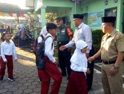 Salut, Kepala Desa dan Babinsa Jogonegoro Sambut Anak-Anak SD Masuki Tahun Ajaran Baru
