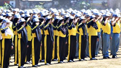 Tanamkan Kedisiplinan, Yonarmed 11 Kostrad Bekali Latihan PBB Siswa SMK Negeri 1 Magelang