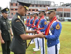 Gubernur Akademi Militer Memberikan Penghargaan Tugas Akhir Terbaik