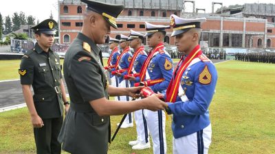 Gubernur Akademi Militer Memberikan Penghargaan Tugas Akhir Terbaik