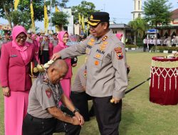39 Personel Polres Kudus Naik Pangkat, Penyematan Tanda Oleh Istri