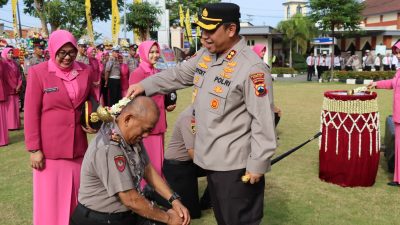 39 Personel Polres Kudus Naik Pangkat, Penyematan Tanda Oleh Istri