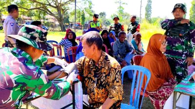 Satgas Pamtas Yonarmed 11 Kostrad Gelar Pengobatan Massal di Daerah Latihan
